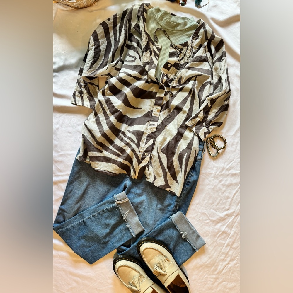 🪷DKNY Zebra Print Button-Up Shirt